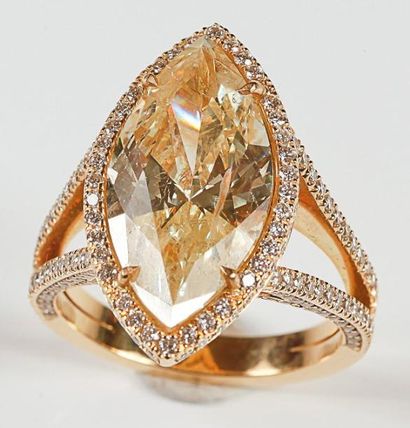 null Bague en or jaune ornée d'un diamant de taille marquise de couleur jaune pesant...