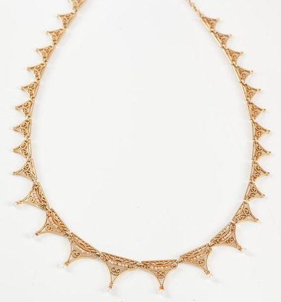 null Collier Draperie en or jaune filigrané orné de perles de culture. P. 27,8g