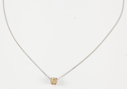 null Chaîne et pendentif en or gris orné d'un diamant taillé en brillant. Poids du...