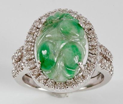 null Bague en or gris ornée d'une jadéite gravée dans un entourage de diamants épaulés...