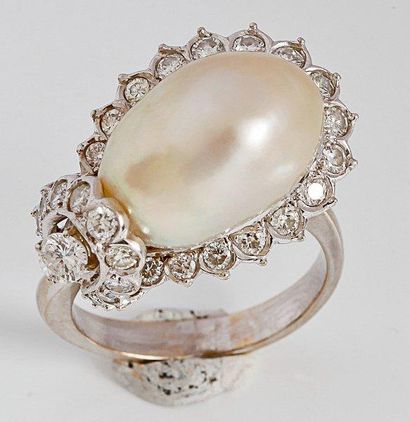 null Bague en palladium ornée d'une perle baroque entourée de diamants. P. 9,6g