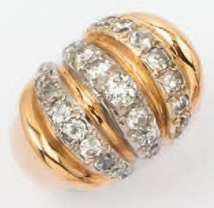 null Bague en or jaune et platine ornée de trois lignes de diamants taillés en brillant...