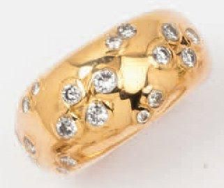 null Bague jonc en or jaune ornée de diamants taillés en brillant. Signée Cartier....