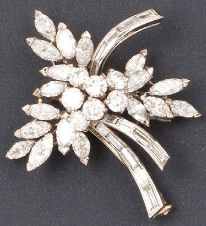 null Broche «Bouquet» en platine et or gris entièrement sertie de diamants navette,...