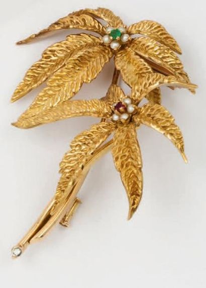 null Broche «Palmiers» en or jaune ornée d'une émeraude, d'un rubis et de perles....