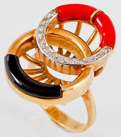 null Bague en or ornée de deux anneaux entrelacés sertis de corail, onyx et de diamants...