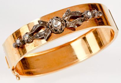 null Bracelet jonc ouvrant en or jaune orné d'un motif en argent serti de diamants...