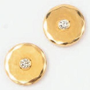 null Paire de boutons d'oreilles en or jaune sertis chacun d'un diamant taillé en...