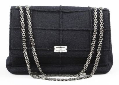 CHANEL identification Sac "Mademoiselle" 31 cm en lainage bouclette noir à effet...