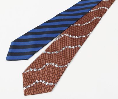 CHANEL PARIS Lot de deux cravates en soie imprimée; l'une siglée marron, agrémentée...