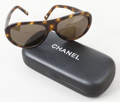 CHANEL Paire de lunettes de soleil en acétate mat à l'imitation écaille (usures)