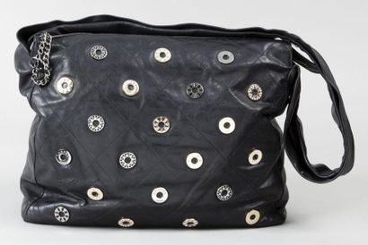 CHANEL Sac "Star attitude" 33 cm en cuir agneau matelassé noir, rehaussé de pastilles...