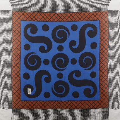 Yves Saint LAURENT Important châle en mousseline de soie à décor de volutes et géométriques....