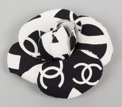 CHANEL Broche camélia en tissus noir et blanc. Très bon état