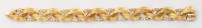 null Bracelet articulé en or jaune à décor de feuilles serti de diamants taillés...