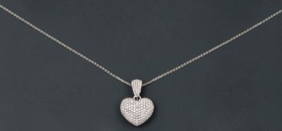 null Chaîne et pendentif «Coeur» en or gris entièrement serti de diamants taillés...