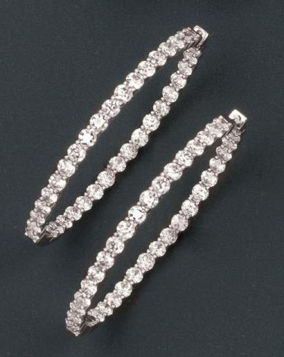null Paire d'anneaux d'oreilles en or gris entièrement sertis de diamants taillés...