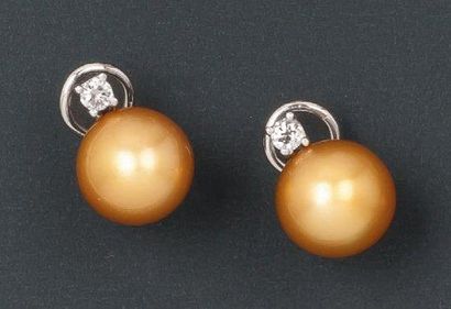 null Paire de boucles d'oreilles en or gris 14k ornées chacune d'un important perle...
