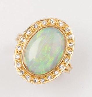 null Bague en or jaune ornée d'une opale dans un entourage de diamants. P. 7,3g