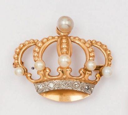 Broche couronne en or jaune ornée de perles...