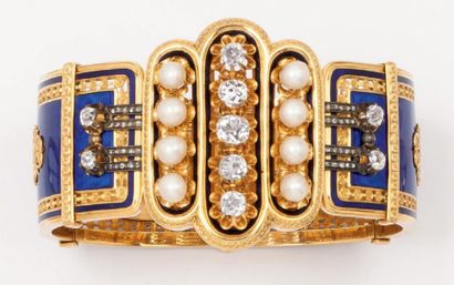 null Bracelet ouvrant en or jaune et émail bleu à décor floral serti de diamants...