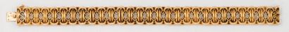 null Bracelet souple en or jaune orné de motifs filigranés. Vers 1900. P. 26,7g