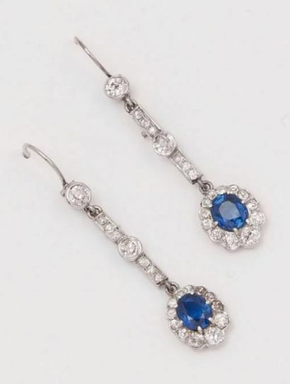 null Paire de pendants d'oreilles en or gris sertis de diamants soutenant une pampille...