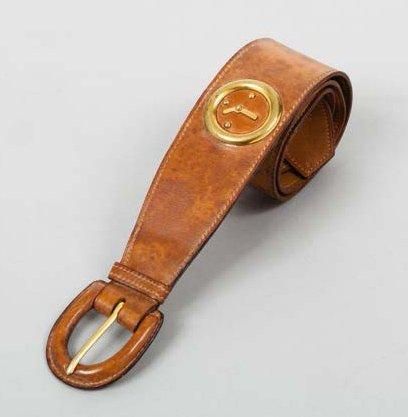 HERMES Paris Ceinture incurvée en cuir marron, rehaussé d'horloges en laiton doré....