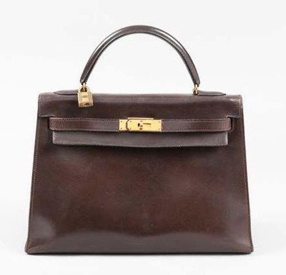 HERMÈS Paris made in France Sac "Kelly" 33 cm en cuir marron, attaches et fermoir...