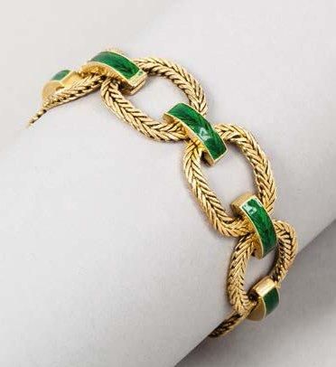HERMES Paris Exceptionnel bracelet articulé à mailles épi en or jaune retenues par...