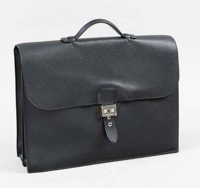 HERMÈS Paris made in France Sac à dépêches à deux soufflets en cuir grené noir, fermeture...