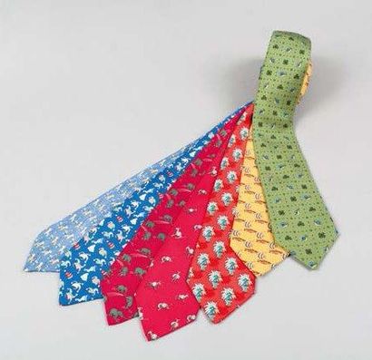HERMÈS Paris made in France Lot de sept cravates en soie imprimée. Bon état. (Légères...