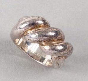 HERMÈS Paris made in France Bague en argent figurant une torsade. Poids: 14,1 grs...