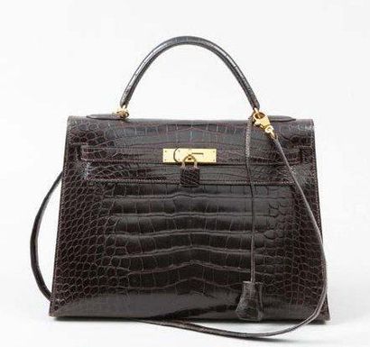 HERMÈS Paris made in France Année 1991 Sac "Kelly" 33 cm en crocodile marron, attaches...