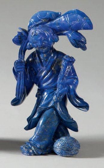 null Sujet en lapis lazuli teinté représentant une jeune femme tenant des fleurs...