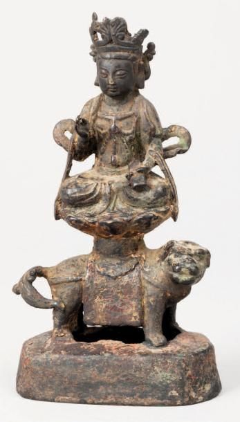 null Sujet en bronze représentant Manjuseri assis sur une base lotiforme supportée...