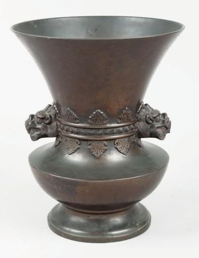 Vase balustre en bronze à col évasé, la panse...
