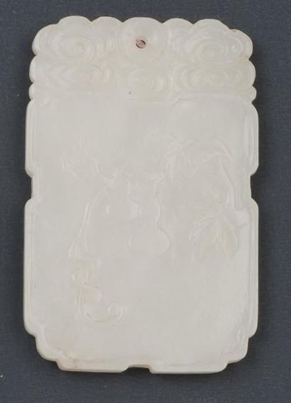 null Petite plaque formant pendentif en jade blanc de forme rectangulaire à décor...
