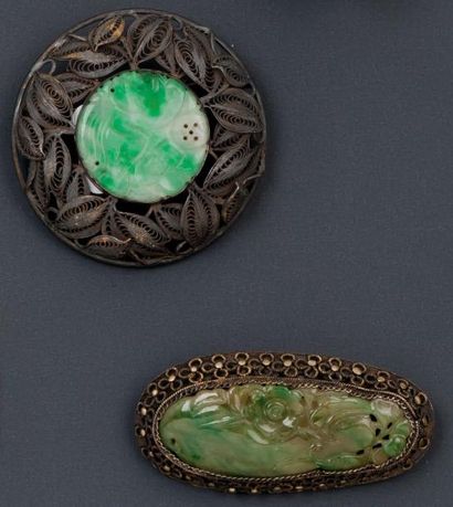 null Lot de deux broches en jade et argent à décor pour l'une d'un oiseau sur une...