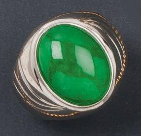 null Bague en or gris ornée d'un cabochon de jadéite. Poids:6,2g