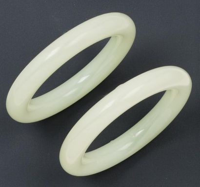 Lot de deux bracelets en jade céladon. Chine...