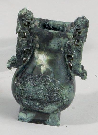 null Petit vase à décor sculpté archaïsant en pierre dure verte. Chine Haut: 12,5...