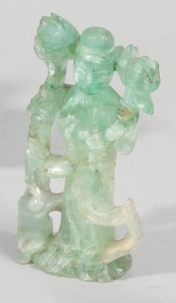 null Sujet en quartz vert fluo représentant une guanyin tenant de grands lotus. Chine...