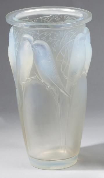 RENE LALIQUE (1860-1945) VASE "Ceylan" aux huit perruches en verre moulé pressé opalescent....