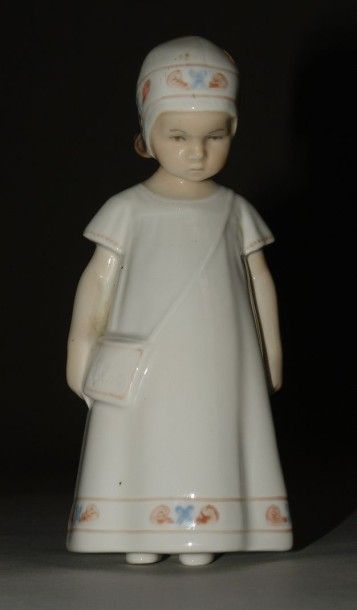 COPENHAGUE STATUETTE de fillette au bonnet en porcelaine polychrome. Haut. 18 cm