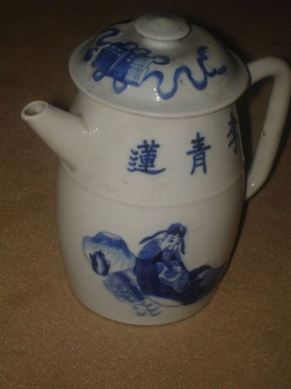 CHINE VERSEUSE COUVERTE en porcelaine à décor en camaïeu bleu de personnage et d'inscriptions....