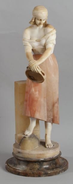 École ITALIENNE vers 1900 Esméralda, jeune fille au tambourin Statue en marbre et...