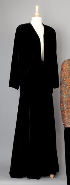 LANVIN n° 26310/41 circa 1980 Ensemble en velours de soie noire composé d'une veste...
