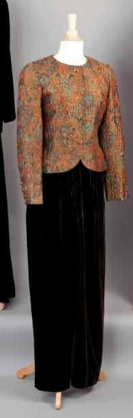Christian DIOR Haute Couture Ensemble composé d'une veste en broché multicolore rehaussé...