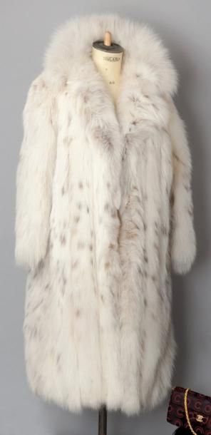 REVILLON Manteau en Lynx de Russie, col cranté, simple boutonnage.